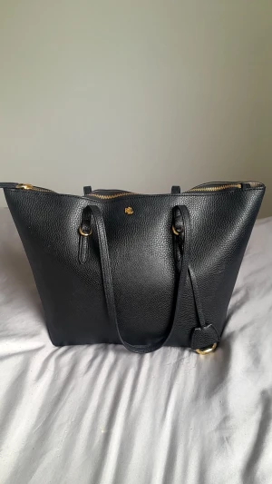 Ralph lauren väska - Ralph lauren väska till salu✨lite fläckar i den som ni ser på bilden annars bra skick⭐️