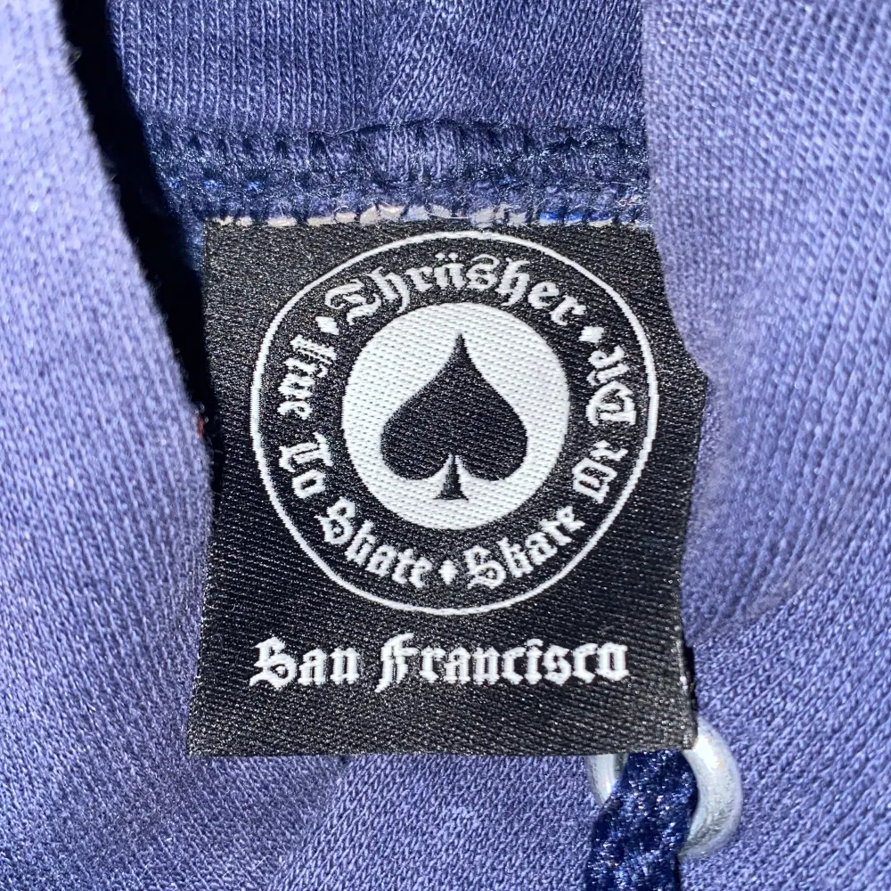 Säljer min mörkblåa Thrasher hoodie som inte längre passar mig. Den är i gott skick förutom att snörerna är lite småtrasiga. Skick 9/10 Storlek S, pris kan diskuteras:). Hoodies.