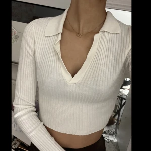 Vit topp H&M - En vit topp från h&m, i storlek XS. Materialet är bomull. Köparen står för frakten.