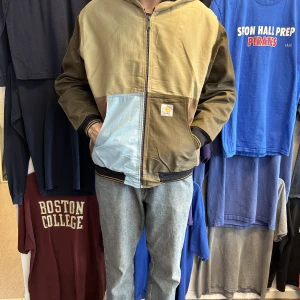 Carhartt Workwear Jacket - Snygg vintage Carhartt jacka i storlek ?? Modellen är 185 o väger mellan 70-75kg! Om du har några frågor är de bara att skriva🙏