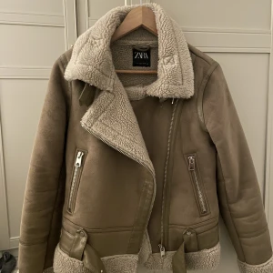 Bikerjacka från Zara - Sälker min bikerjacka i mockamaterial från Zara i storlek S  Använd ett fåtal gånger. I nyskick