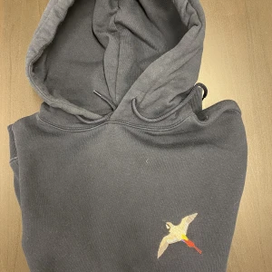 Arigato hoodie - Nästan helt oanvänd mörkblå arigato hoodie.