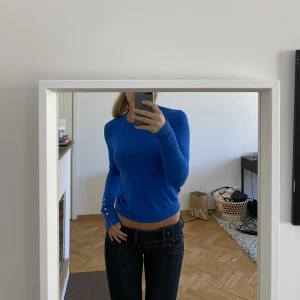 Zara tröja  - Säljer min superfina, klarblå Zara tröja då den inte kommer till användning längre.