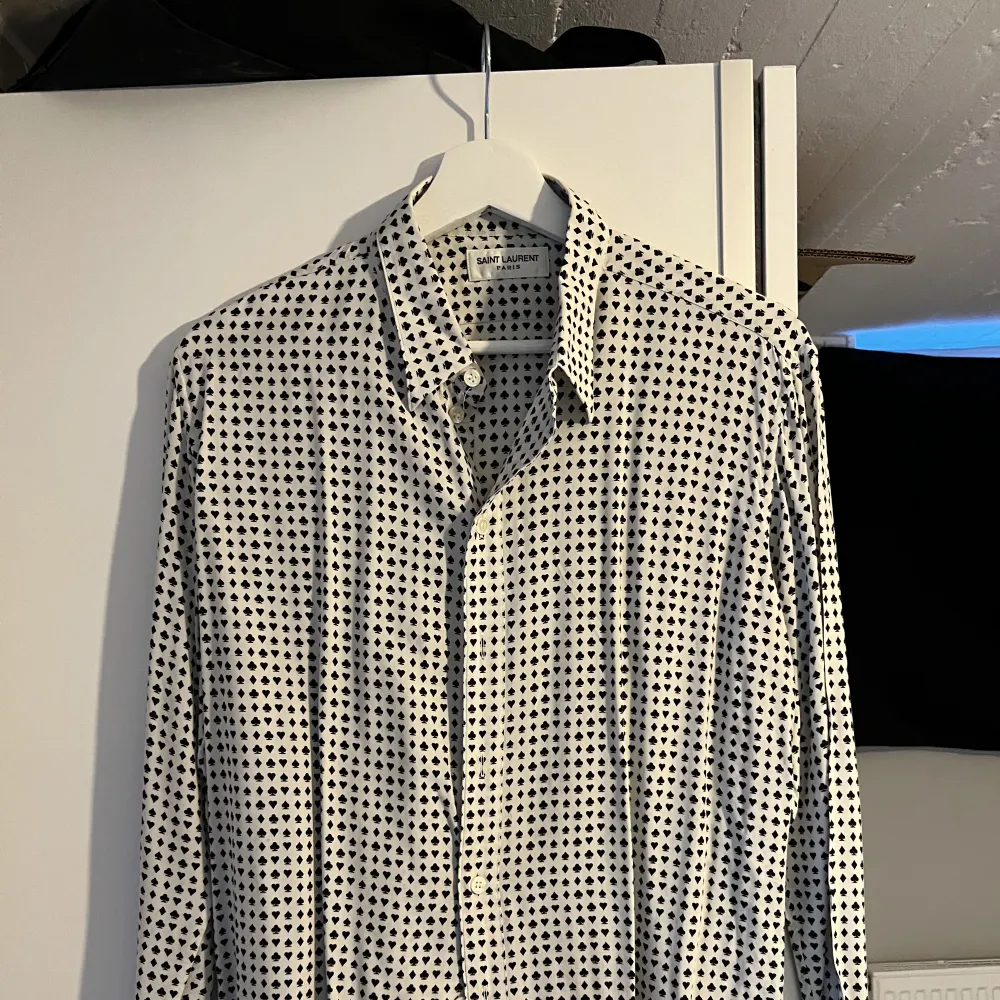 Supersnygg Saint Laurent skjorta i mjukt nästan sidenliknande material, oklar storlek men jag skulle säga M. Skjortor.
