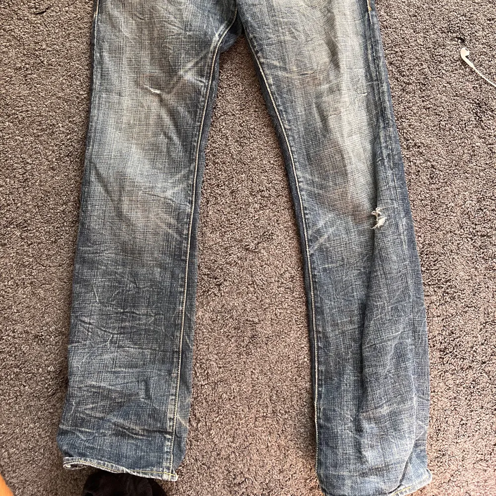 Asballa jeans med tryck på stora bakfickor. Köpt secondhand ca 2 år sen. 🌹🌹🌹🌹🌹 väldigt långa, jag är 182 cm, perfekt längd. . Jeans & Byxor.