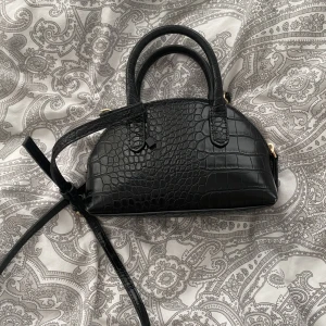 Väska - Säljer en jätte söt väska från Mango Använd bara ett par gånger 💓 Inga skador den är som ny🤩