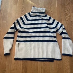 Tjock tröja - Mysig fin tröja, storlek s. Aldrig använd 