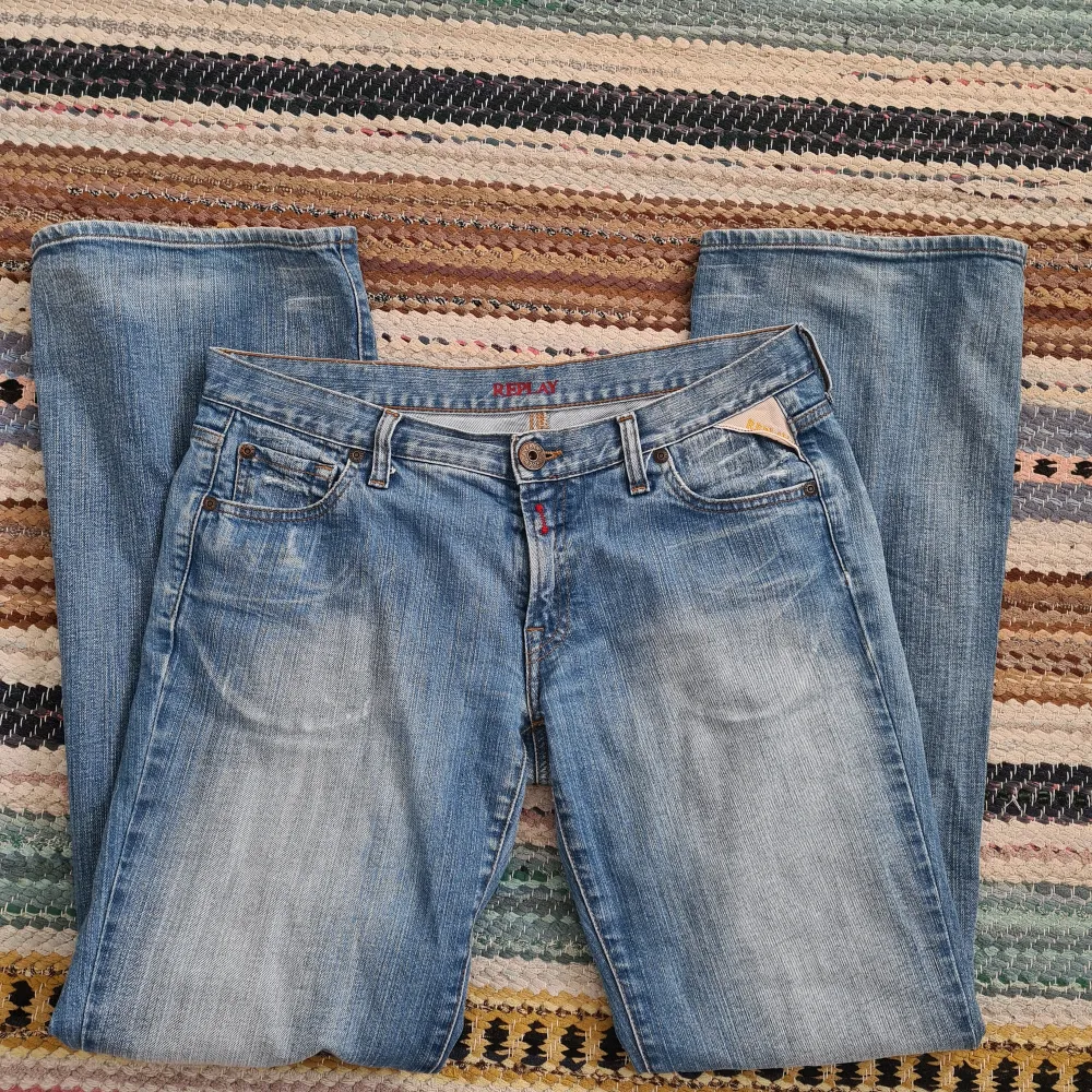 Låg midjade vintage replay jeans, utsvängda. Använda men i bra skick, inga hål. Midjemått: ca 41 cm, innerbens: ca 82 cm. (W31 och L32). Brukar ha typ 38 i byxor och dehär sitter jätte bra. Kontakta mig innan köp nu!. Jeans & Byxor.