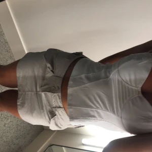 Cargo kjol - supersnygg beige cargo liknande kjol! perfekt för sommar, aldrig använd🤍(pris går att diskutera) 