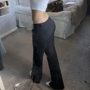 Lågmidjade kostymbyxor  - Säljer dessa lågmidjade kostymbyxor som är slutsålda på Bikbok då de tyvärr var för stora på mig. De är mindre i storleken så skulle säga att de passar allt från 36-38 beroende på hur man vill att de sitter. Går ner till marken på mig som är 170 cm.💗