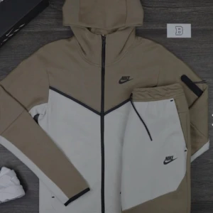 Nike Tech Fleece  - Helt nya Nike Tech Fleece tracksuit (både kofta och byxor)finns storlek M,L och XL.  Färgerna Svart Beige/vit  Vit/grå