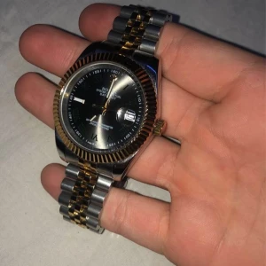 Rolex klocka  - Helt ny Rolex klocka i högsta kvalitet den är automatiskt och ändrar datum av sig själv  Den har bra vikt.