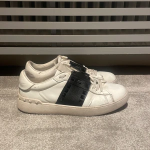 Valentino skor - Säljer mina valentino skor då jag inte längre använde de. Skorna är ganska slitna i sulan men finns fortfarande användningstid kvar. Priset är inte hugget i sten, kan även ta byten i samma prisklass!