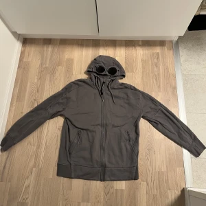 CP Company Goggle Hoodie - C.P Company Goggle Halfzip Hoodie Storlek XL. Nypris 2100kr, Köpt på The Terrence Stockholm  Inga defekter eller skönhetsfel, använd ytterst sparsamt under 1 år.HMU vid frågor eller önskemål på fler bilder❤️