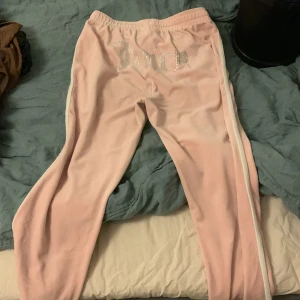 Juicy byxpr - Använd någon gång. Storlek S så lite för stor för mig som är 160. Längst ner är det lite smuts