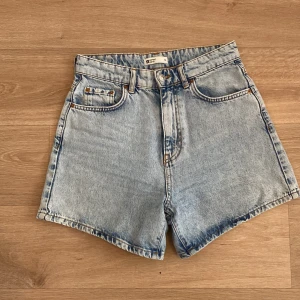 Jeans shorts - Shorts köpta på gina tricot, använda men i bra skick, de passar mig som vanligtvis har storlek 36. Tryck inte på köp direkt, meddela för frågor