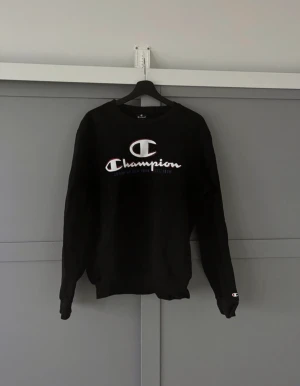 Champion sweatshirt  - En snygg sweatshirt från champion. Bara använd en gång.