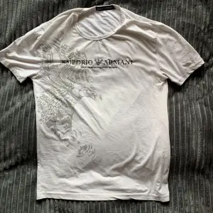 Armani T-shirt Ingen synlig skada Relativt bra skick