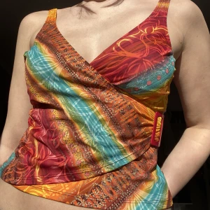 Super söt sommar linne!❤️ - Säljer denna sommar linnet med super cool mönster! Storlek M! Använd köp nu funktionen!!❤️❤️🫧