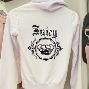 Juicy couture zipup  - Vintage juicy zipup, några rhinestones har ramlat av, finns en liten fläck längst ner vid dragkedjan som knapps syns. Annars bra skick.  Liten i storleken, står strlk S.
