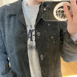 oversized kavaj - jättefin clean kavajliknande vårjacka i matilda djerfstil. ett lite mattare tyg än många andra kavajer, mörkgrå/svart och snyggt oversized på en small. köpt secondhand på herr, använder tyvärr inte!