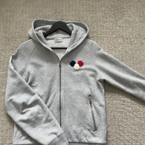 Moncler Maliga Cardigan  - Säljer min moncler maliga cardigan som är i bra skick. Skick 8/10! Den är självklart äkta! Nypris ligger på 5500kr!  Hör gärna av dig om du har frågor!