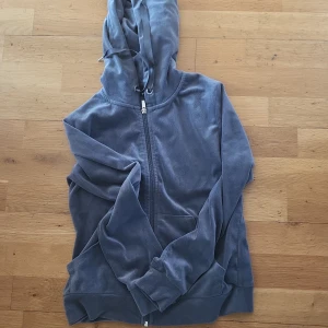 Huvtröja i velour - Skön huvtröja i velour. Grå.