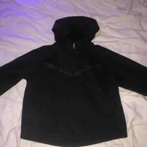 Nike tece fleece tjej modell  - Säljer denna tjej modell tece fleece då jag inte använder den längre pris går o diskuteras tryck inte på köp nu
