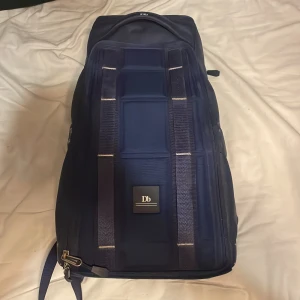 Douchebag - En relativt ny väska finns 1 eller två skador på. Priset är ej hugget i sten vid snabb affär. Hör av dig om du har några frågor. Kan inte exakt liter på väskan men troligtvis mellan 20l.