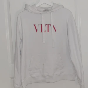 Valentino hoodie - En skit snygg valentino. Som jag verkligen älskat. Den har en skit snygg pass form och skulle inte göra dig besviken.