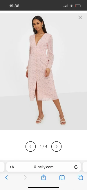 Adoore Paris klänning - Säljer min Adoore Paris klänning i ljusrosa. Knappt använd, så i nyskick! Frakt tillkommer💕skriv för frågor eller fler bilder 