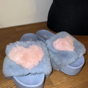 Platform sandaler - Ett par fluffiga sandaler med platform sula från asos endast använda ett par fåtal gånger👡