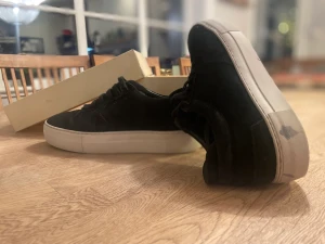 Arigato Platform Shoe - Sjukt sjyssta Arigato platform skor köpta ifrån NK. Skicket är 8,5 men ser som nya ut. Vid funderingar kom privat. Kan även skicka bilder på skorna om du skriver privat. Pris kan diskuteras vid snabb affär!    Nypris: 2300kr  Mitt pris: 1000