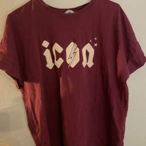 Säljer denna coola T-shirt från Hunkydory Stockholm🫶🏼Den är i en superfin vinröd färg 