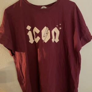 T-shirt  - Säljer denna coola T-shirt från Hunkydory Stockholm🫶🏼Den är i en superfin vinröd färg 