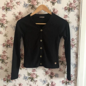 Tröja  - Svart tröja med knappar. Strlk 146/152 🌷