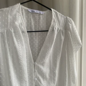 Zara topp - Så fin och somrig topp ifrån zara!! Har redan en likande så säljer denna. Men endast testad✨💓✨