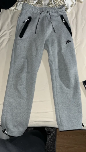 Nike Tech Fleece Byxor  - Hej säljer nu mina tech byxor som bara tar plats i garderoben men de är i väldigt fint skick, inga skador eller fläckar på byxorna.  Byxorna är använda cirka 5-7 gånger inte mer. Storlek XS men passar även de som har S Köpta från zalando för 1195kr