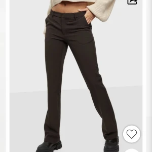 Kostymbyxor  - Ett par bruna Kostymbyxor som Max är använda 5 gånger. Nypris var 700 kr och jag säljer dem för 420. Modellen  finns inte längre kvar på hemsidan. Byxorna har väldigt hög kvalitet 