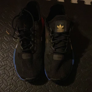 Nmd r1 paris - Seljer mins nmd r1 Paris köpte dom för 2000 ock har andvänt 3-4 gånger passar 40-41