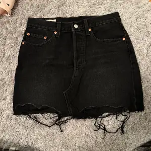 En svart minikjol från Levi’s i jeans. Endast provad på! Pris kan diskuteras!