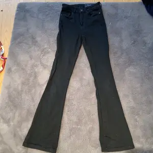  snygga svarta bootcut byxor men det kommer en till användning för att det är för små !!!❤️❤️(original pris 349)
