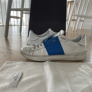 Valentino open - Säljer dessa snygga valentino skor då de är för små för mig. De är välanvända men går att få rena om man tvättar dem. Nypris 4800.