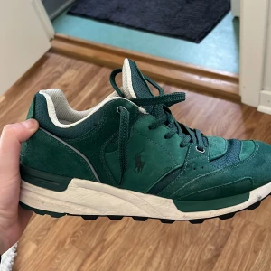 Ralph Lauren POLO skor - Säljer nu mina gröna polo skor, använt 2 gånger. Säljer pga att de inte passade min fot. Ny pris 1200kr. Storlek 43.