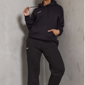 PLT mjukis dress - Säljer denna prettylittlething mjukis dress för att den är för liten för mig, använd 1 gång. Skriv för mer bilder!  (Både byxor och Hoodie) nypris: £37