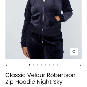 Juicy Couture Kofta, marinblå - Säljer min kofta, då den ej kommer till användning. Använd få antal gånger! Skriv för fler bilder❤️ ordinariepris: 1200kr