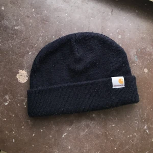 Carhartt-mössa  - Lite nopprig men annars hel & ren mössa från carhartt 