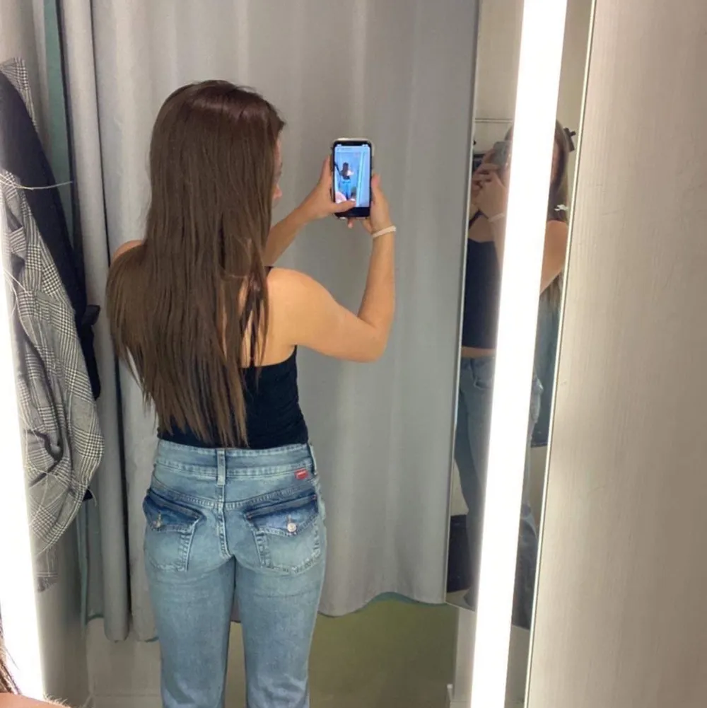 Efterfrågade jeans från H&M, sparsamt använda!💗 frakt tillkommer!. Jeans & Byxor.