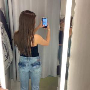 Efterfrågade jeans från H&M, sparsamt använda!💗 frakt tillkommer!