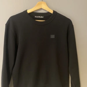 Acne tröja - Säljer nu min acne tröja då den inte kommer till användning.  Nypris: 2200.  Mitt pris: 599